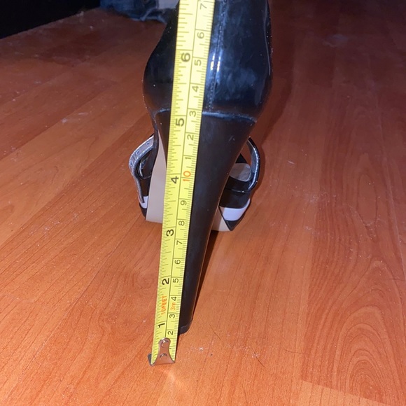 Guess b/w heels - Picture 7 of 7